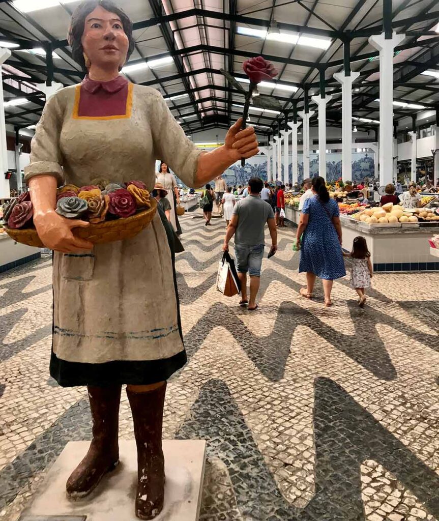 sculpture of a lady selling flowers at the mercardo do livramento setubal