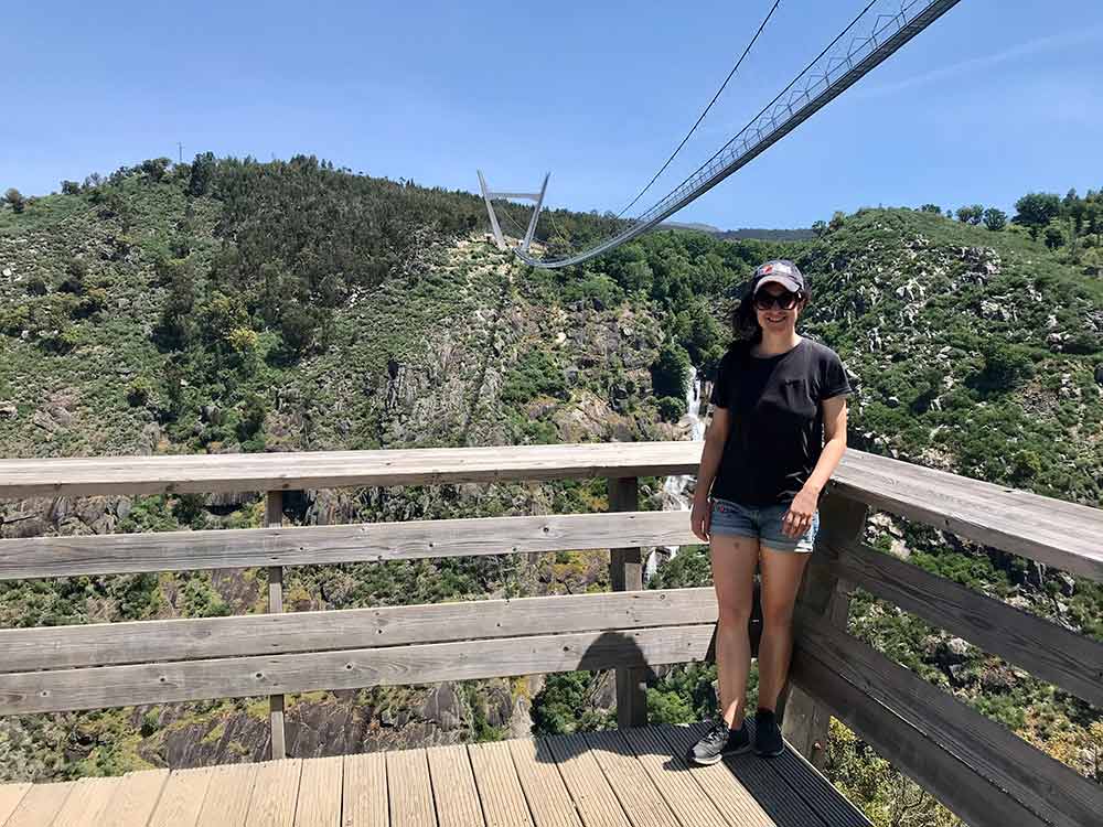 Woman standing in front of Ponte 516 on the Canelas side